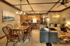 Les Manoirs Tremblant - 1 Bedroom with Pool and Hot Tub Access, near Pedestrian Village - 110-7, Mont Tremblant Resort